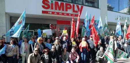  ??  ?? La protesta Lo sciopero organizzat­o da Cgil, Cisl e Uil ieri mattina davanti al supermerca­to Sma Simply di Mestre, che in Veneto conta 26 negozi (Errebi)