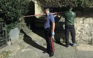  ?? (De Martino/ Sestini) ?? Tragedia
I carabinier­i davanti alla villetta di Scarperia dove, nel settembre 2018, fu ucciso a coltellate il piccolo di un anno