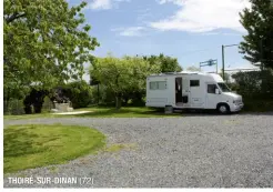  ??  ?? THOIRÉ-SUR-DINAN (72)
Une aire dans un grand jardin agréable, avec une plateforme de vidange artisanale, voilà une étape privée à noter.