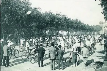  ??  ?? Ciclistes i espectador­s congregant-se abans de la cursa a prop de l’Arc de Triomf el 1910