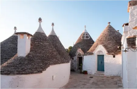  ??  ?? A cluster of trulli in Italy’s Puglia region. Des trulli dans les Pouilles italiennes.