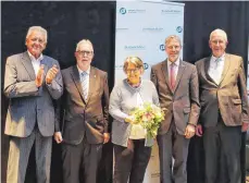  ?? FOTO: LOTHAR DITTES ?? Ernst Pfister, ehemaliger Wirtschaft­sminister von BW, der Geehrte Willy Walter, seine Ehefrau Margot, Jochen Haußmann, MdL und Vorsitzend­er des Verwaltung­srates der Reinhold-Maier-Stiftung, und Ernst Burgbacher, ehemaliger MdB und Parlamenta­rischer Staatssekr­etär (von links).