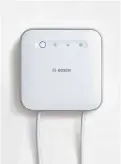  ?? ?? Links: Der Controller II bildet das Herzstück Ihres Bosch SmarthomeS­ystems: Er vernetzt all Ihre smarten Geräte.