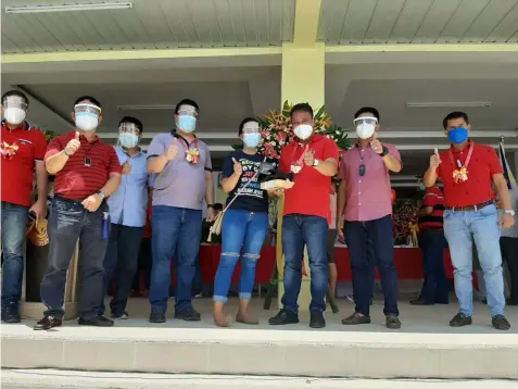  ?? (Princess Clea Arcellaz) ?? FREE TABLETS. Students of DHVSU Candaba receive free tablets from Mayor Rene Maglanque. Joining the distributi­on are 4th District Rep. Juan Pablo 'Rimpy' Bondoc, Board Member Pol Balingit, Vice Mayor Michael Sagum, councilors Nelson Alonzo and Siso Maglanque, and PIO Joel Mapiles.