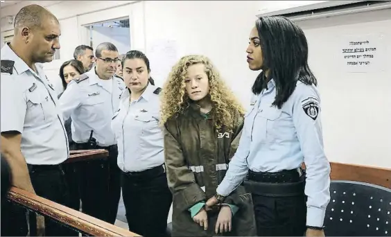 ?? AMMAR AWAD / REUTERS ?? Bajo arresto. La activista palestina Ahed Tamimi entra en un tribunal militar en la cárcel de Ofer, cerca de la ciudad palestina de Ramala