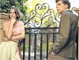  ??  ?? Irgendwie wohnen die Stars in Hollywood auch langweilig: Kristen Stewart und Jesse Eisenberg als Zaungäste in „Café Society“.