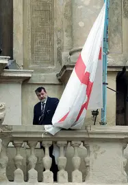  ??  ?? In piazza
Nella foto grande Merola insieme a Zuppi, De Paz, Sermoneta e Lafram durante il minuto di silenzio. Accanto la bandiera a mezza asta a Palazzo d’Accursio. In basso il campanaro fa suonare la campana dell’Arengo, a Palazzo del Podestà