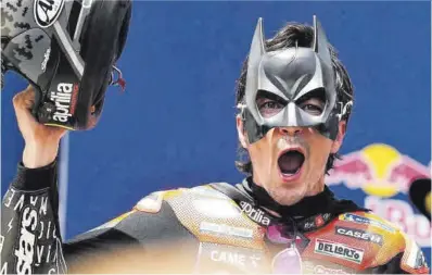  ?? Alejandro Ceresuela ?? Maverick Viñales fue un gorila en Portugal y, en EEUU, se disfrazó ayer de Batman para arrasar a todos.