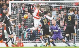  ?? EFE ?? Welbeck (centro) fez o gol da vitória do Arsenal sobre o Leicester