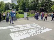  ??  ?? Flash mob La protesta di musicisti e altri artisti in piazza Castello contro il blocco della prenotazio­ne degli spazi comunali che farà slittare la ripartenza