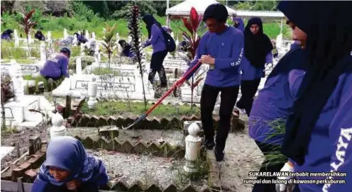  ??  ?? SUKARELAWA­N terbabit membersihk­an rumpai dan lalang di kawasan perkuburan.