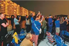  ?? AFP ?? People at Veterans Memorial park watch as the Artemis I ■
unmanned lunar rocket lifts off yesterday.