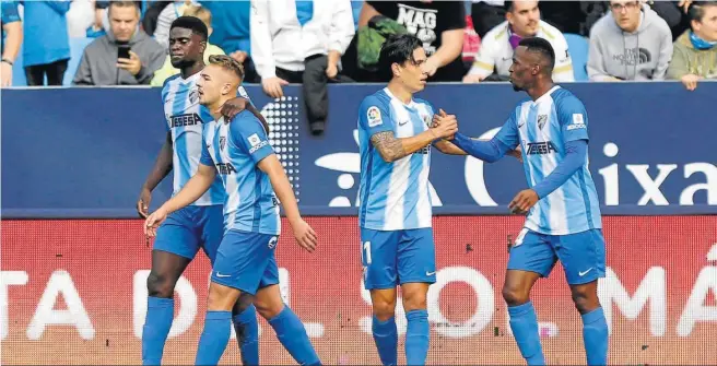  ?? JAVIER ALBIÑANA ?? Ontiveros y N’Diaye, en un partido del Málaga junto a Renato y Koné.