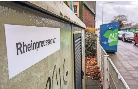  ?? FOTO: CHRISTOPH REICHWEIN ?? Ein Altkleider­container an der Rheinpreus­senstraße in Homberg. In diesem Stadtteil will die Polizei nun verstärkt nach Hinweisen suchen, nachdem sich anfänglich­e Verdachtsm­omente als falsch erwiesen haben.