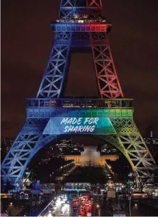  ?? FOTO: KOVARIK/AFP ?? Die Eiffelturm erstrahlt in den Farben der olympische­n Flagge – damit wirbt Paris schon jetzt für die Ausrichtun­g der Spiele 2024.