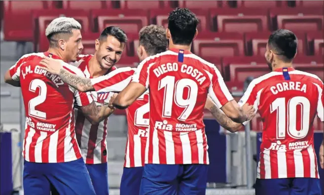  ??  ?? Giménez, Trippier, Diego Costa y Correa se acercan a felicitar a Vitolo tras su gol al Valladolid, el tercero del canario en lo que va de LaLiga.