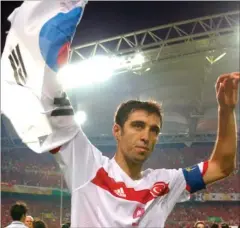  ?? FOTO: AP ?? Sükür var med til at skabe den største triumf for Tyrkiet – bronzen i 2002. Her scorede han det berømte mål efter bare 10,8 sekunders spil.