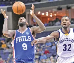  ??  ?? MEMPHIS: Philadelph­ia 76ers guard JaKarr Sampson (9) tries to control the ball against Memphis Grizzlies forward Jeff Green (32) in the first half of an NBA basketball game Sunday, in Memphis. — AP