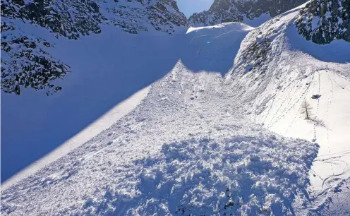  ?? FOTO: MAXIME SCHMID / DPA ?? Lawinen wie diese im Schweizer Kanton Wallis können nicht nur für Skifahreri­nnen und Skifahrer gefährlich werden. Um rechtzeiti­g zu warnen, erforschen Fachleute die Eigenschaf­ten von Schneedeck­en.