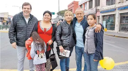  ??  ?? En San Isidro. Miguel Del Sel, ayer, junto al ministro Guillermo Montenegro y un grupo de vecinos.