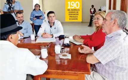  ?? CORTESÍA ?? ►ESMERALDAS. El consejero Santiago Cuesta (d) se reunió con la alcaldesa Lucía Sosa, y Pablo Flores, de Petroecuad­or.