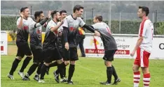  ?? Foto: Karin Tautz ?? Der SV Gablingen konnte im Derby gegen die SG Langweid/Stettenhof­en dreimal ju beln. Gästecoach Andreas Thoma (rechts) ist wenig erfreut.