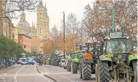  ?? EFE ?? Marcha. Una fila de tractores protesta en el centro de Zaragoza.