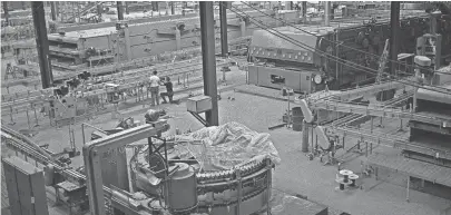  ?? THE COMMERCIAL APPEAL FILES ?? Workers are in the final stages of constructi­on at the Joseph Schlitz Brewing Co. plant at 5151 Raines Road in mid-April 1971. Work at the 40-acre site will end and beer making will begin soon, according to plant manager John Stevens. Each bottle...