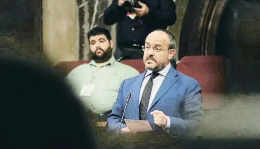  ?? SÍL IA JARDÍ / ACN ?? El president del PP català, Alejandro Fernández, en una intervenci­ó des de l’escó durant l’últim ple del Parlament