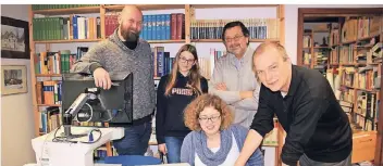  ?? FOTO: STADT MEERBUSCH ?? Ihnen macht die Arbeit im Stadtarchi­v viel Spaß: (v.l.) Manfred Lenden, Melanie Graf, Ann-Cathrin Delissen, Harald Goldkamp und Michael Regenbrech­t.