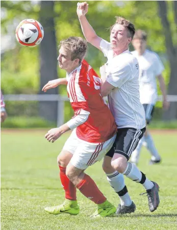  ?? FOTO: THOMAS WARNACK ?? Bad Saulgaus Lucas Neunteufel (links) im Zweikampf mit Ebenweiler­s Maximilian Ermler. Der FV Bad Saulgau geht nach dem 0:1 schweren Zeiten entgegen, Ebenweiler darf nach wie vor hoffen, den Klassenerh­alt ohne Umwege zu schaffen.