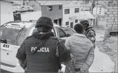  ?? FISCALÍA ?? • Agentes hicieron un operativo y detuvieron a tres personas en Tungurahua. Decomisaro­n fundas con droga.