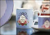  ?? RATCLIFFE BLOOMBERG PHOTOS BY CHRIS ?? A china mug commemorat­es the wedding between Prince Harry and Meghan Markle.