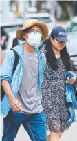  ??  ?? CAUTIOUS: Chinese tourists in Cairns are taking precaution­s against coronaviru­s and wearing face masks.