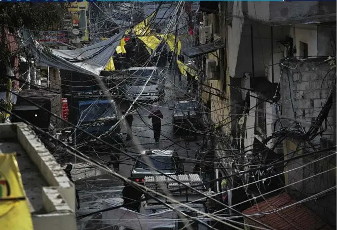  ??  ?? Rua no campo de refugiados palestinos de Ein el Hilweh, o maior do Líbano; mais de 80 mil pessoas moram em meio à violência em um espaço total de 1,5 quilômetro quadrado