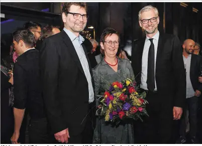  ??  ?? 60 Jahre und ein bißchen weise: Gottfried Hirz und Ulrike Schwarz, Strugl gratuliert (v.l.)