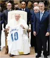  ?? ?? Una maglia per il Papa Durante l’udienza generale del mercoledì a Papa Francesco è stata regalata la maglia del Club Deportivo Tenerife: la maglia ha dietro il numero 10 e il nome Francesco