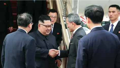  ?? DR ?? Kim Jong-un foi recebido pelo ministro dos Negócios Estrangeir­os à chegada no aeroporto internacio­nal de Singapura