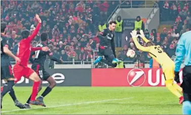  ??  ?? DE CRACK. Aduriz recoge un rechace de una falta lanzada por Susaeta ante la defensa local.