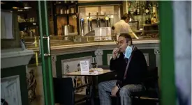 ?? FOTO: MANU FERNANDEZ/TT-AP ?? En man tar ett glas vin på en bar i Madrid, en av de just nu värst coronadrab­bade städerna i Europa. Bild från den 9 oktober.