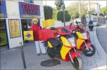  ??  ?? Cyril Camagie, co-gérant des Mister Pizza d’Antibes et de Juanles-Pins avec son frère Romain, a remplacé douze scooters par des modèles électrique­s. Silencieux et tenant mieux la route, ils ont convaincu les livreurs. (Photo G.de L. )