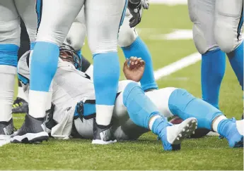  ??  ?? Le quart arrière des Panthers de la Caroline, Cam Newton, a été solidement plaqué à la tête. - Associated Press