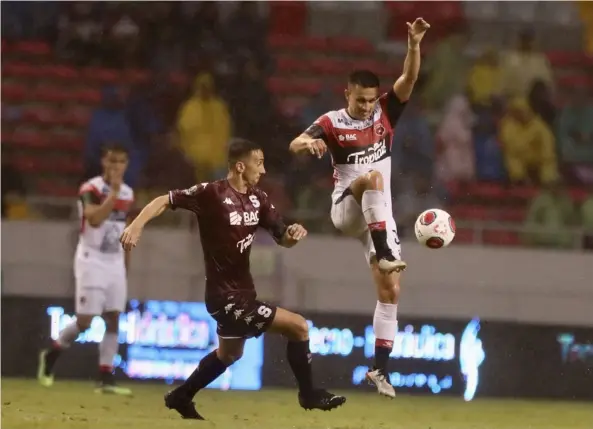  ?? JOSÉ CORDERO ?? José Miguel Cubero ayudó a que la Liga intentara frenar la generación de juego de Mariano Torres y compañía en el Nacional.