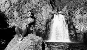  ??  ?? • La lojana Estefanía Mora visitó la semana pasada las cascadas de El Rodeo, ubicadas en el cantón azuayo de Oña.