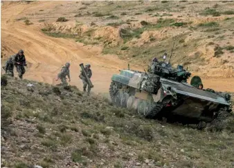  ??  ?? Proche cousin du BMP-1, le ZBD-86 est entré en service au début des années 1990. Sa variante ZBD-86A (en photo) a reçu une tourelle dotée d’un canon de 30 mm et un lanceur HJ-73. (© Mod/wang Lei)