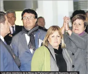  ??  ?? Los otros miembros de la Mesa del Parlament salen del Supremo, anoche.