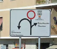  ??  ?? Il divieto
Il segnale che indica la zona vietata in via di Portonacci­o, all’origine di migliaia di multe