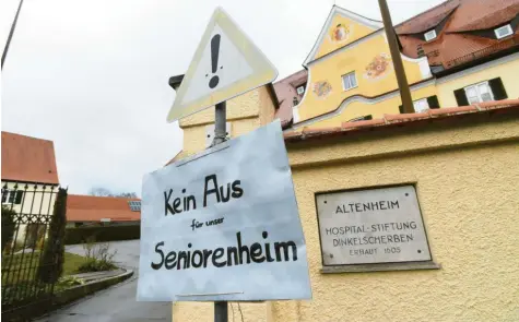  ?? Foto: Marcus Merk ?? Nicht nur die Bewohner protestier­en gegen das angekündig­te Aus für das Altenheim in Dinkelsche­rben. Auch unter den Bewohnern der Marktgemei­nde, die nicht direkt betroffen sind, regt sich Widerstand.