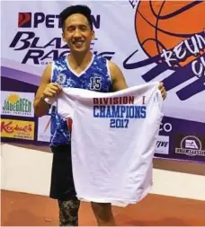  ?? CONTRIBUTE­D PHOTO ?? BASKETBALL FOR A CAUSE. 2017 ARC commission­er Kenneth Bermudez poses during the Ateneo Reunion Cup (ARC) that came to a close last Saturday at the Fr. Martinex Sports Complex, Ateneo de Davao University (Addu) in Matina.