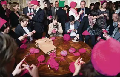  ?? (KEYSTONE/ ANTHONY ANEX) ?? Une séance de tricot en forme de manifeste. C’était le 8 mars 2017 aux Chambres fédérales.